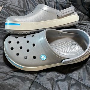 Gray Crocs Men’s 7, women’s 9
